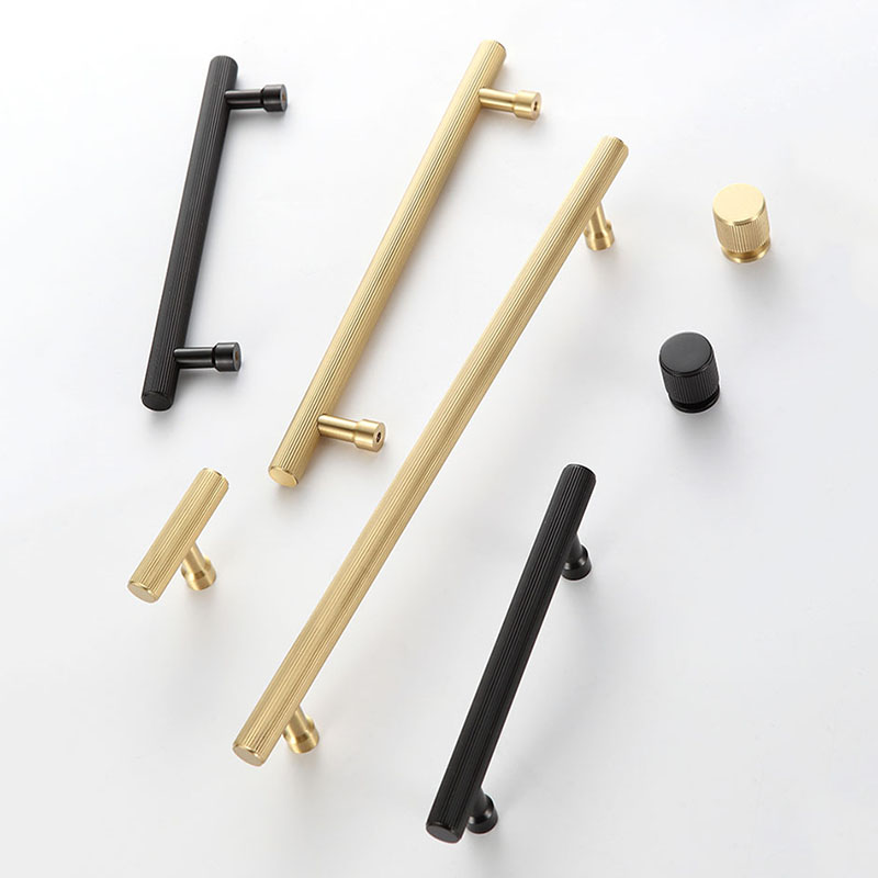 Restoration Hardware Furniture Used - Gold-Schwarzer Messinggriff mit gerader gerändelter Linie